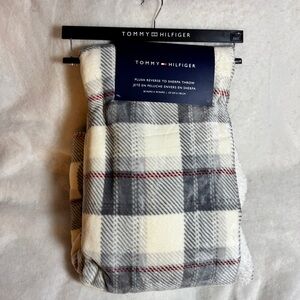 Tommy Hilfiger Plush Reverse Luxury Sherpa Blanket Red Grey Cream Throw-NEW